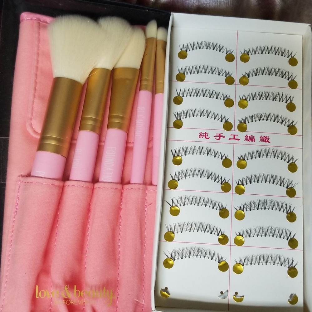 Make-up brushes w/free lashes